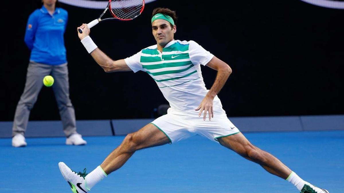 El tenista suizo Roger Federer devuelve una pelota en el partido donde superó 6-2, 6-1, 6-2. al georgiano Nikoloz Basilashvili, el lunes en el Abierto de Australia.