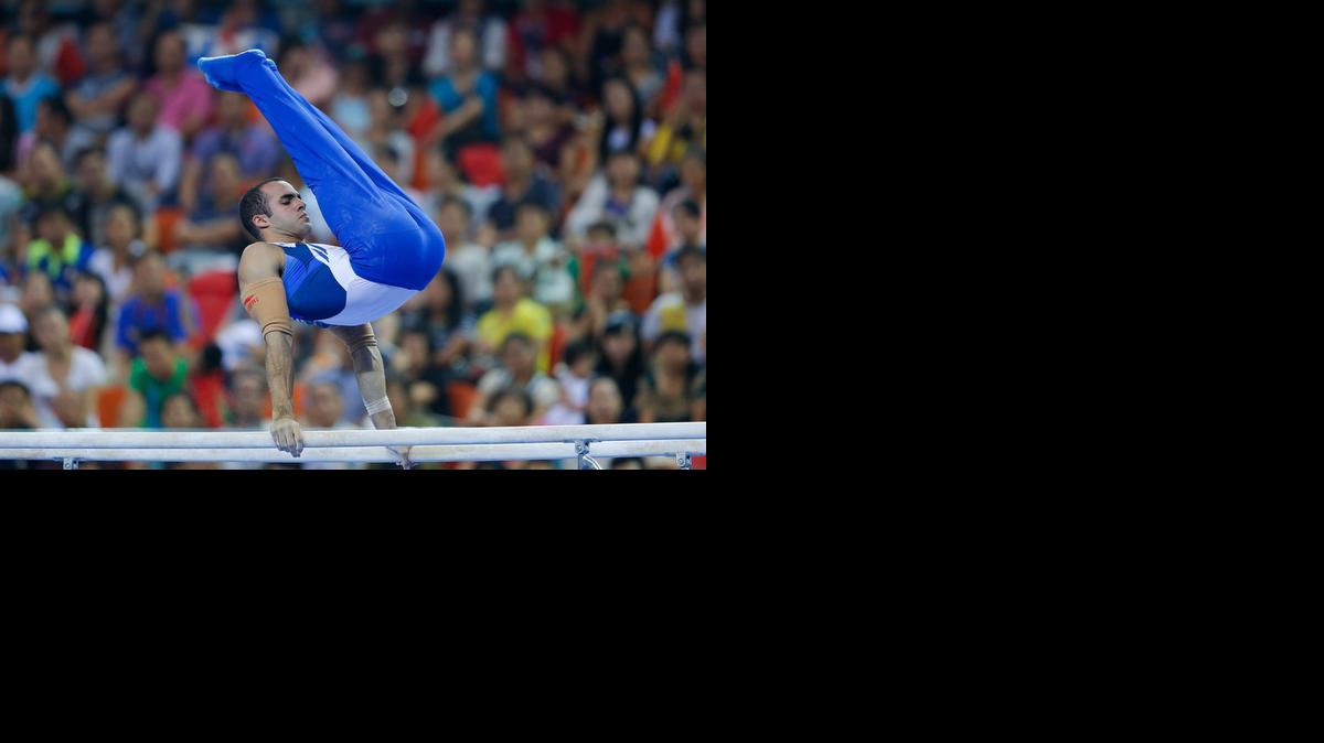 
Danell Leyva en su rutina final en las barras paralelas el domingo en el campeonato mundial de gimnasia artística, en Nanjing, China.
