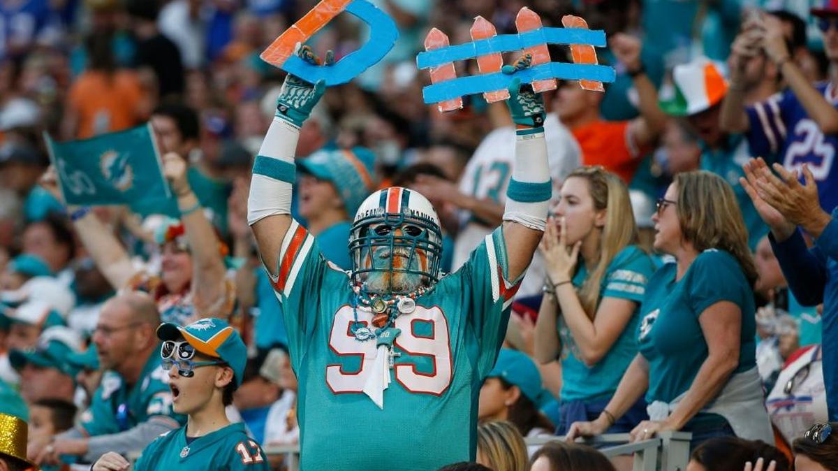 Los aficionados de los Dolphins como siempre apoyan incondicionalmente a su equipo ante los Bills el domingo en el Miami.