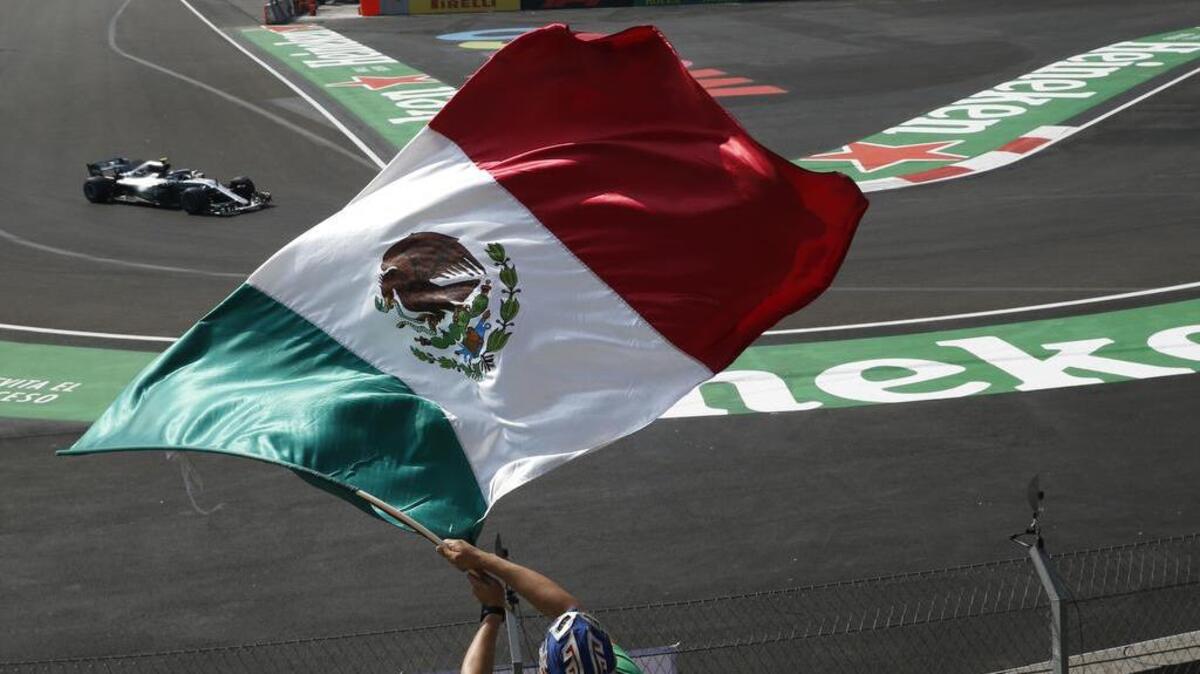 El piloto británico de Mercedes Lewis Hamilton corre en la pista Hermanos Rodríguez, de Ciudad México, este 26 de octubre en los ensayos del Gran Premio de México.