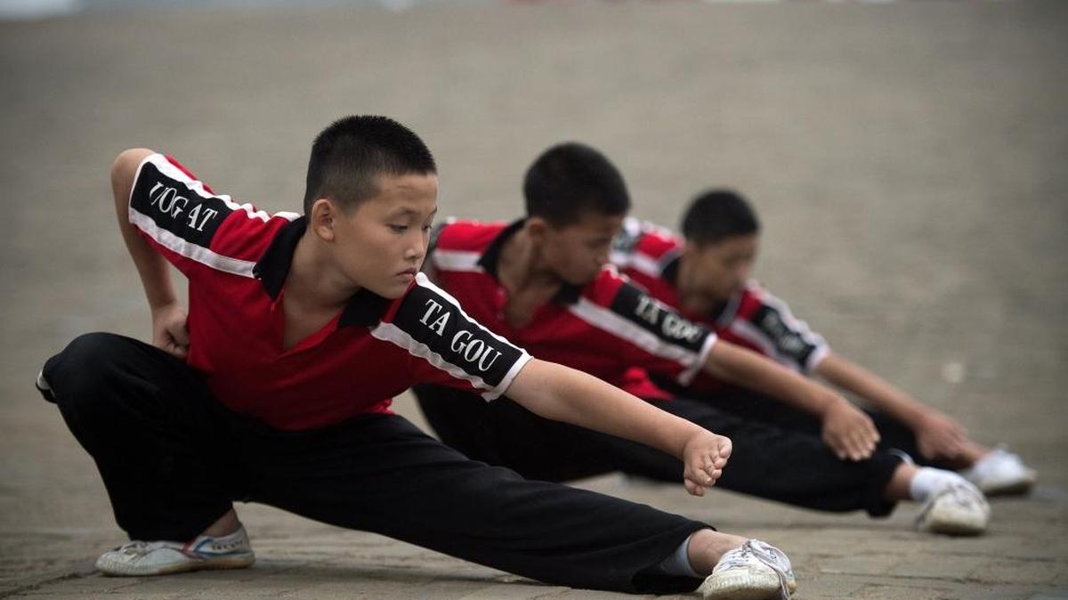 Unos 1.500 jóvenes que practican el kung-fu trabajan en el programa de fútbol en la escuela Tagou, a unos metros del templo Shaolin. Foto tomada el 20 de octubre del 2016.