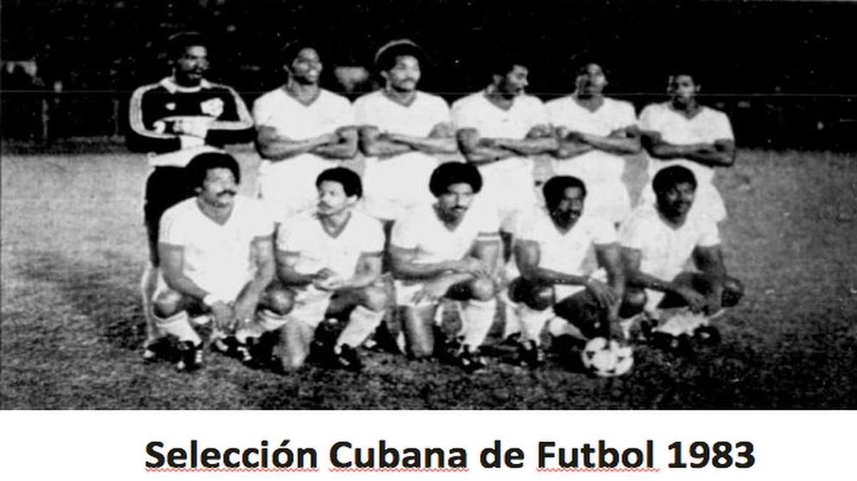 La selección cubana de fútbol en una foto de 1983. Regino Delgado se encuentra en el medio de la fila de los jugadores arrodillados.