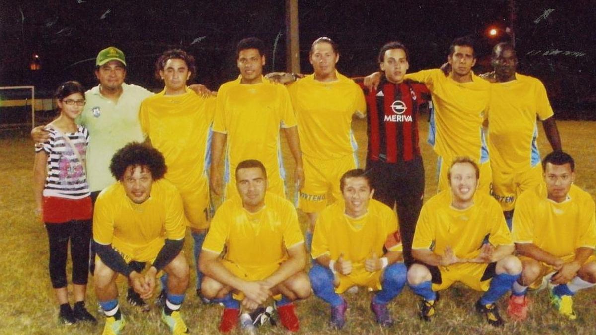El club Porteño se luce en Broward con su capitán Israel Rosado y su entrenador Raymond Solís.