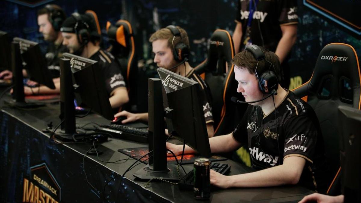 El equipo sueco Ninjas en Pijamas compite en el torneo Dreamhack Masters e-sports celebrado el 17 de abril en el MGM Grand Garden Arena en Las Vegas.