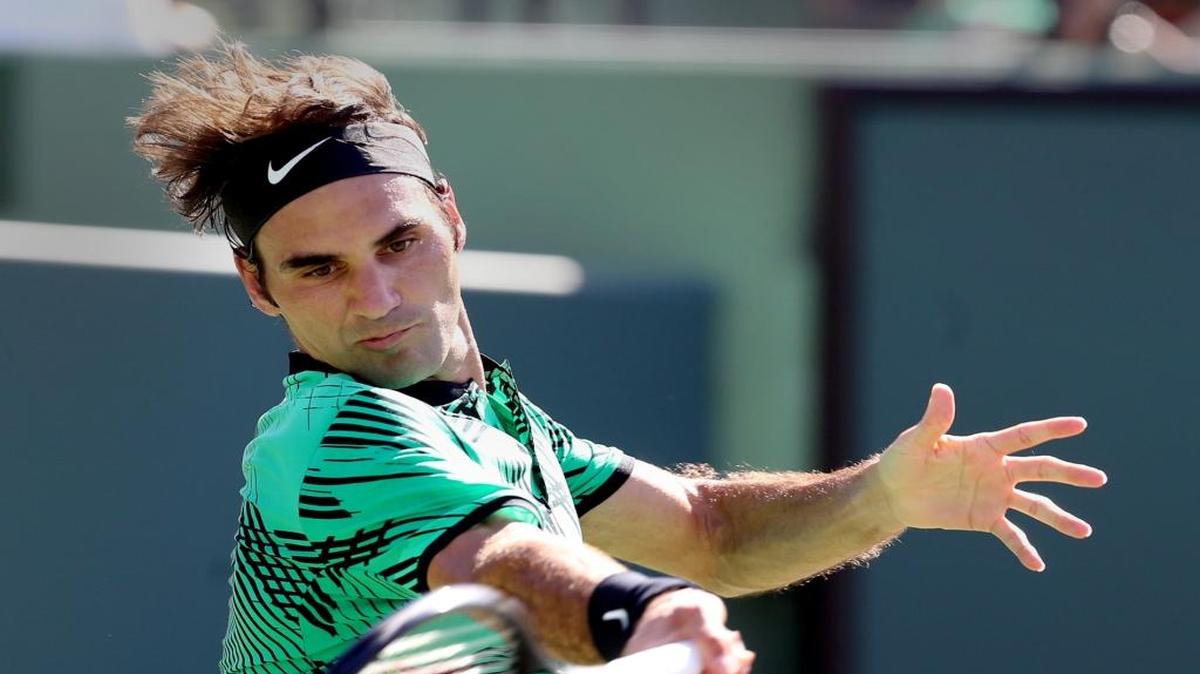 Roger Federer ataca en el choque contra Juan Martín Del Potro en el Miami Open en Key Biscayne, Florida, la tarde del lunes 27 del 2017. El suizo ganó 6-3, 6-4.