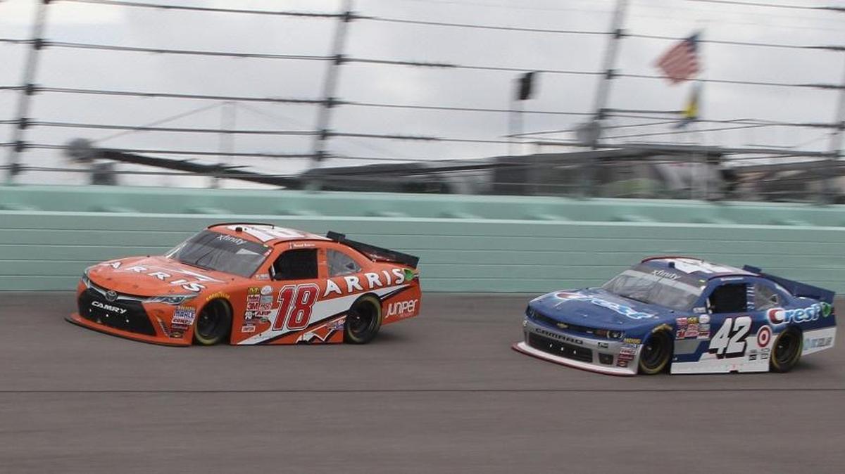 Daniel Suárez (18) y Kyle Larson (42) en pugna durante la Ford Ecoboost 300 en el autódromo de Homestead-Miami, el sábado 21 de noviembre del 2015.
