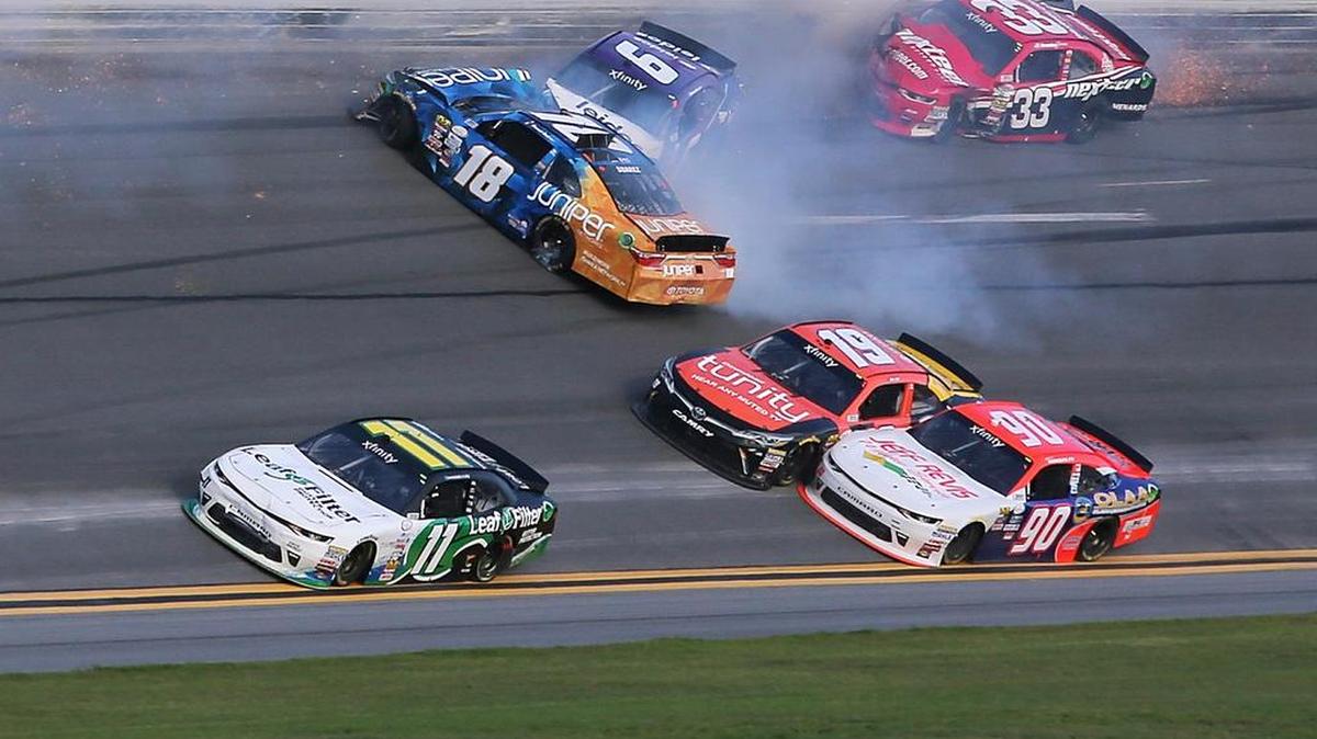 Darrell Wallace Jr, piloto del #6 Leidos Ford, y Daniel Suárez, del #18 Juniper Toyota, chocan en la NASCAR XFINITY Series PowerShares QQQ 300 en el Autódromo Internacional de Daytona, la tarde del 25 de febrero del 2017 en Daytona Beach, Florida.