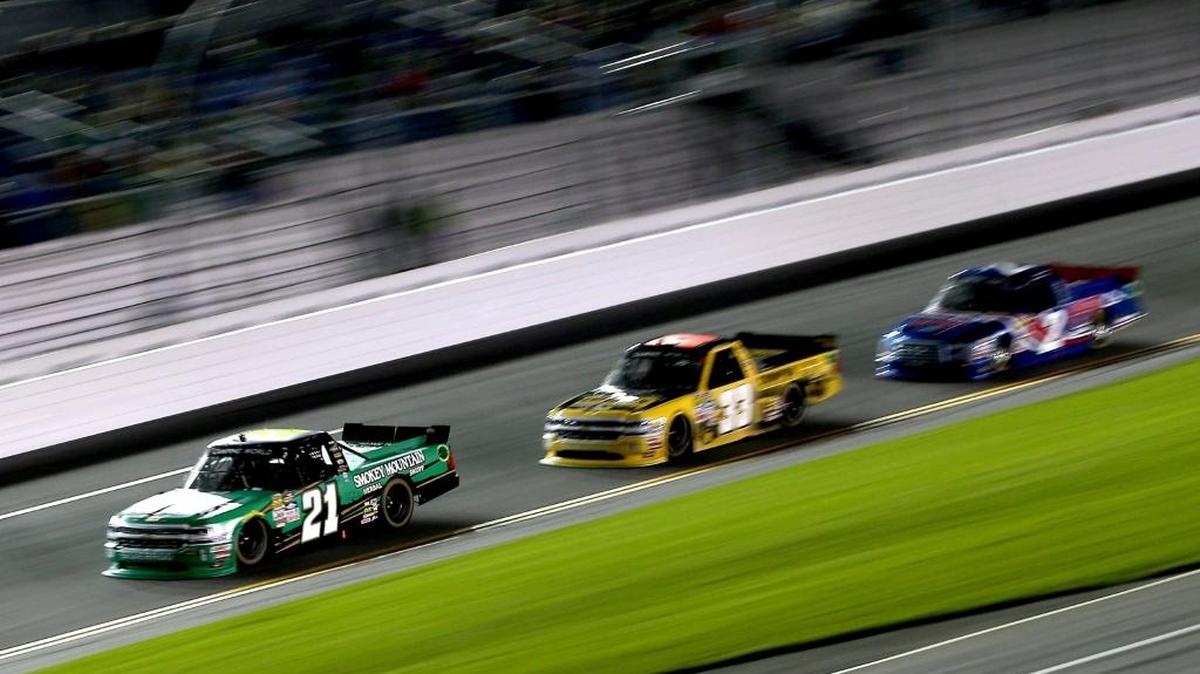 Johnny Sauter toma la punta en la carrera de camiones en la serie NASCAR, el viernes.
