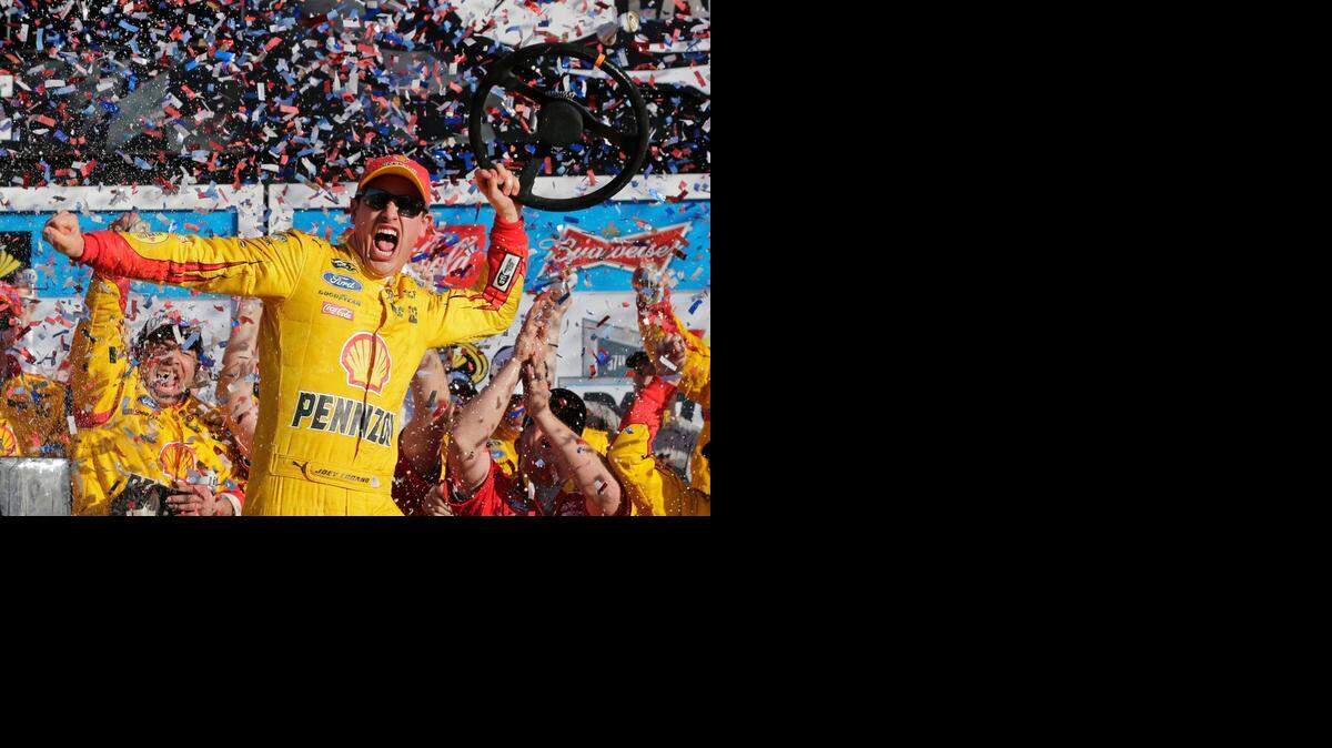 
Joey Logano celebra en las 500 Millas de Daytona, el domingo, en una carrera que gana por primera vez.
