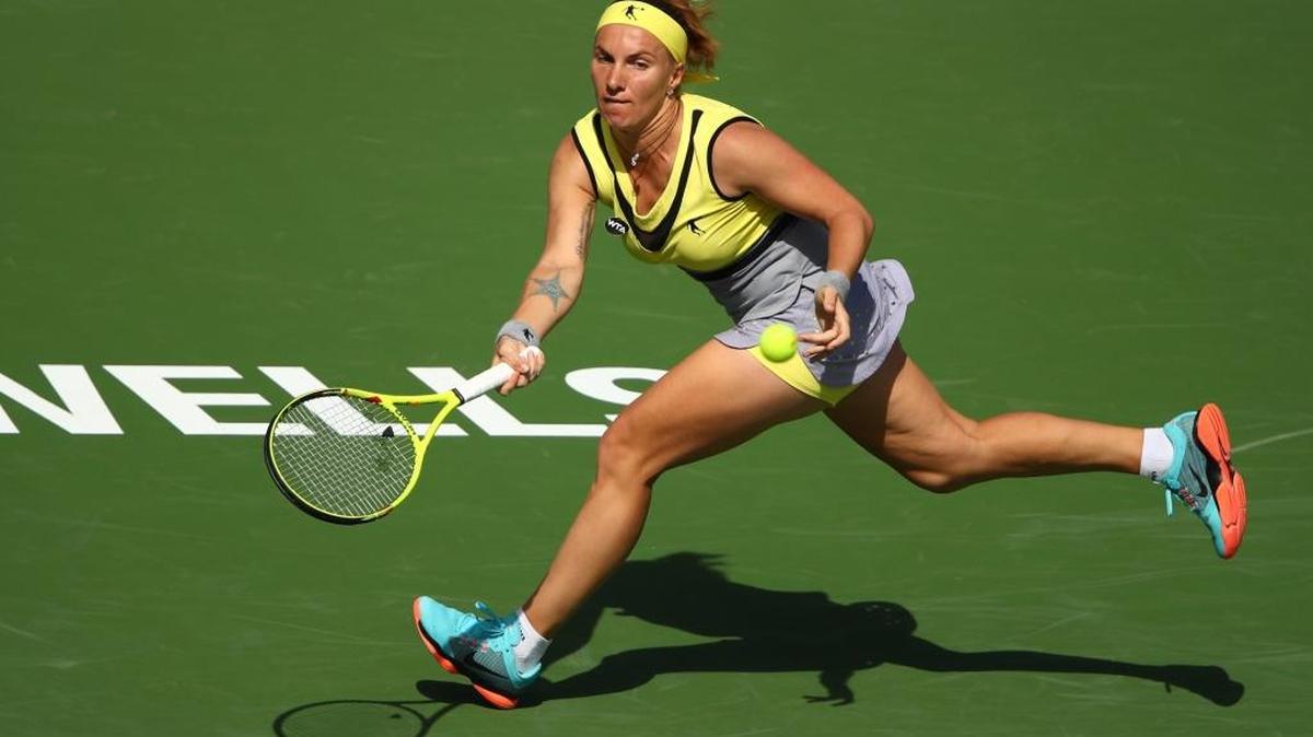 Svetlana Kuznetsova, de Rusia, devuelve una pelota a Anastasia Pavlyuchenkova, también de Rusia, en los cuartos de final del BNP Paribas Open en el Indian Wells Tennis Garden, el 15 de marzo del 2017 en Indian Wells, California.