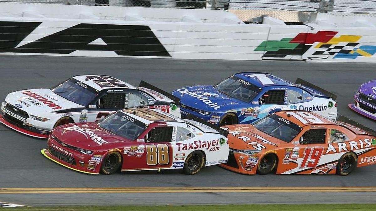Chase Elliott (88), Joey Logano (22), Daniel Suárez (19) y Elliott Sadler (1) en la carrera Powershares 300 Xfinity en el autódromo internacional de Daytona, en Daytona Beach, Florida, el sábado 20 de febrero del 2016.