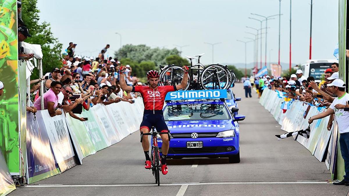 Fotografía cedida por la oficina de prensa del Tour de San Luis donde se ve al holandés Peter Koning, del equipo Drapac, celebrando al ganar la tercera etapa del Tour de San Luis el miércoles 20 de enero de 2016, en Villa Mercedes, Argentina.