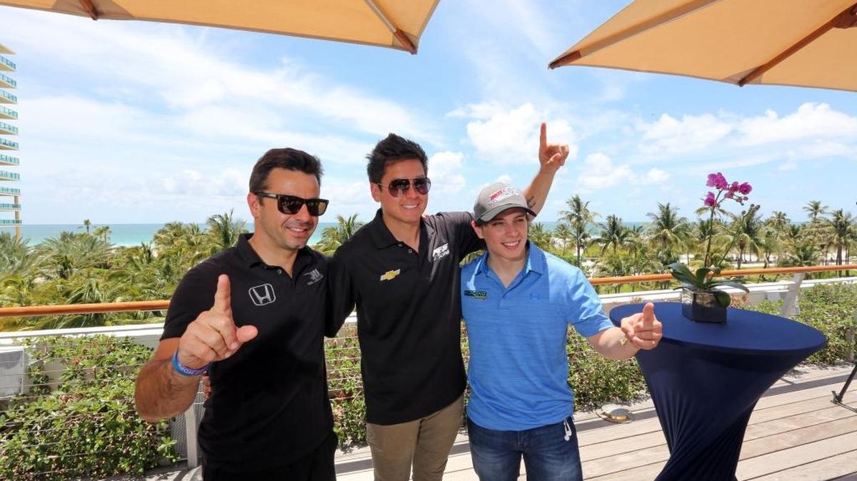 Oriol Servia, Sebastián Saavedra y Gabby Chaves en Miami Beach, el martes 23 de mayo del 2017, para promover las 500 Millas de Indianápolis que se correrán el próximo domingo.