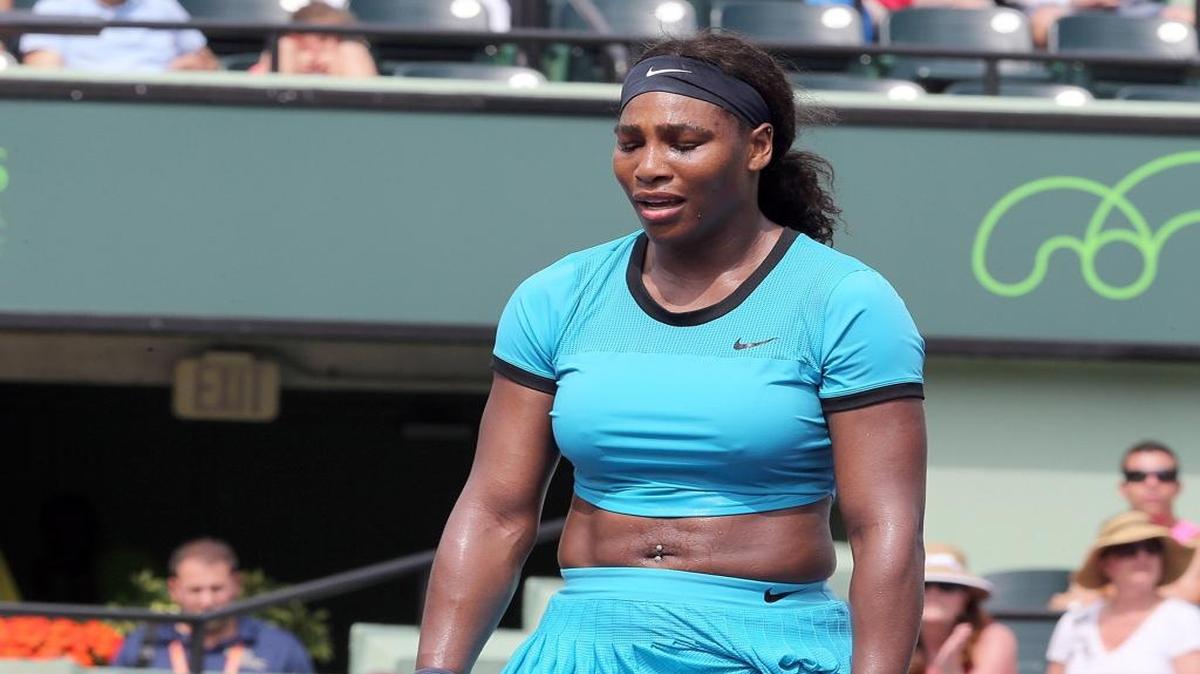 Serena Williams reacciona tras perder con la rusa Svetlana Kuznetsova, en los octavos de final del torneo de tenis de Miami, el lunes 28 de marzo del 2016.