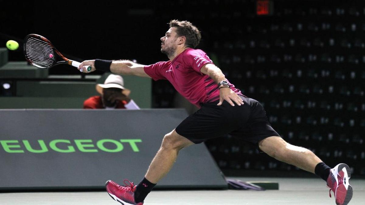 El suizo Stan Wawrinka alcanza una bola contra el tunecino Malek Jaziri, en el Miami Open, la noche del lunes 27 de marzo del 2017, en el Crandon Park en Key Biscayne, Florida.
