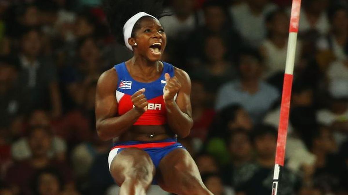 La cubana Yarisley Silva celebra tras pasar el listón en el intento que le dio la medalla de oro en el salto con garrocha, en el campeonato mundial en Beijing, China, el 26 de agosto del 2015.