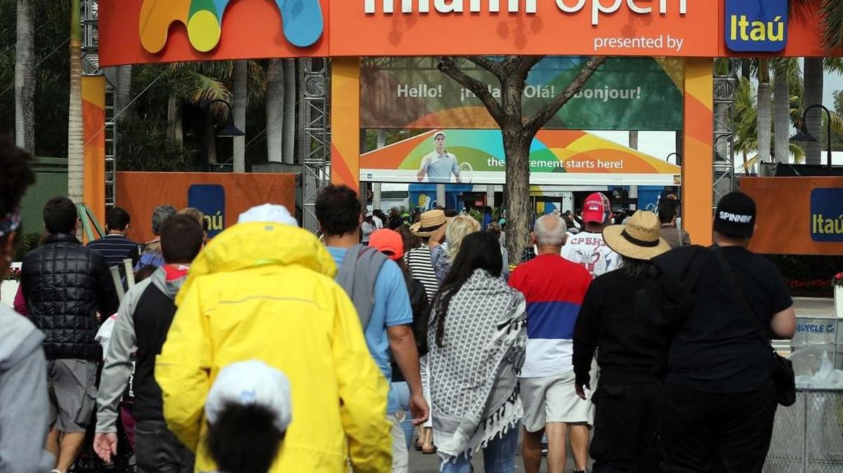 LOS AFICIONADOS del tenis llegan al Crandon Tennis Center para el inicio del torneo Miami Open, en Key Biscayne Miami, Florida, el martes 22 de marzo del 2016.