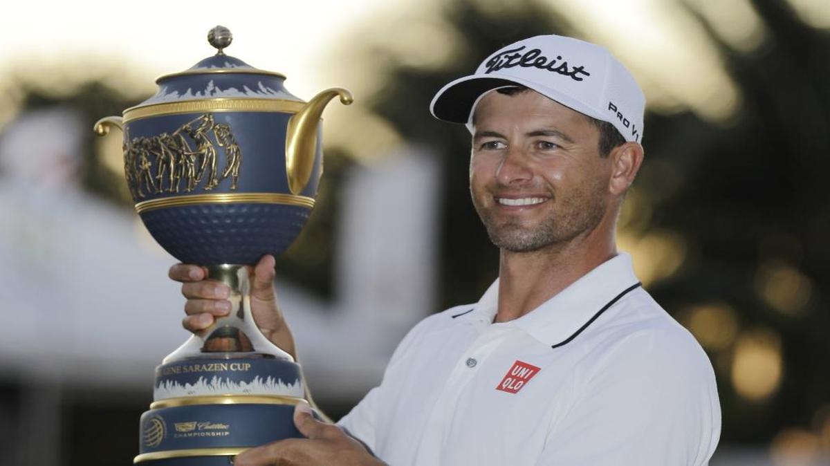 Adam Scott sostiene el trofeo que lo acredita como el ganador del torneo de golf Cadillac Championship, disputado en el Trump National Doral, Florida, el 6 de marzo del 2016.