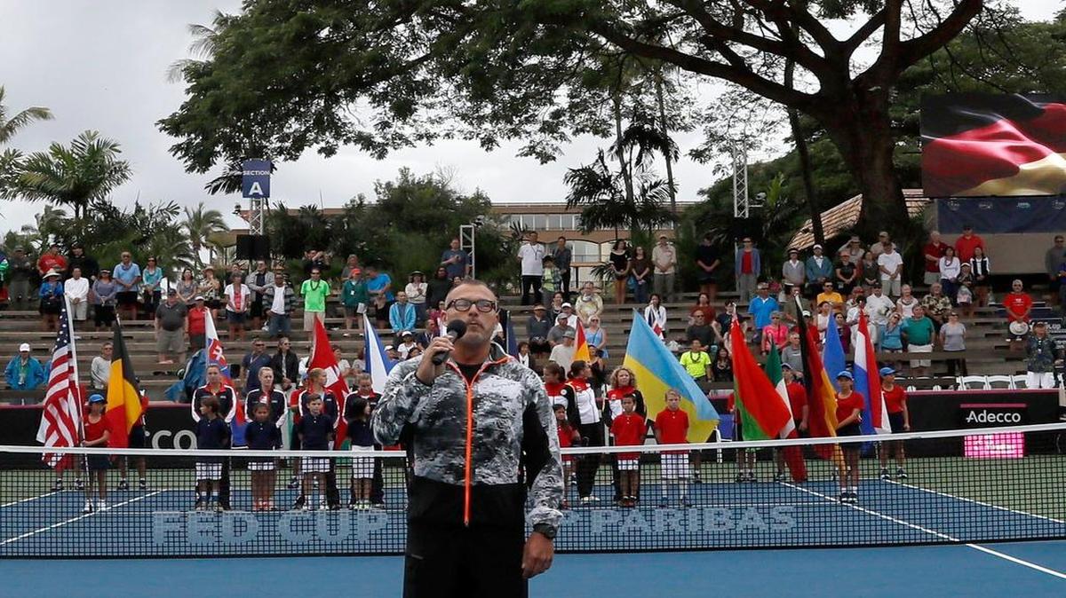 Una estrofa del himno alemán que fue eliminada tras la Segunda Guerra Mundial y fue interpretada por error antes del primer duelo de la Copa Federación entre Estados Unidos y Alemania dejó literalmente en shock a las visitantes que, como si fuera poco, tuvieron el sábado un día para el olvido.