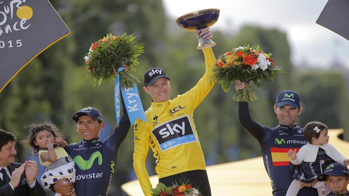 El corredor británico Chris Froome (centro) celebra con el trofeo de ganador del Tour de Francia, el 26 de julio del 2015 en París.