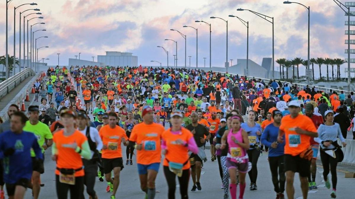 Los corredores cruzan el puente en el Maratón de Miami, el 24 de enero del 2016.