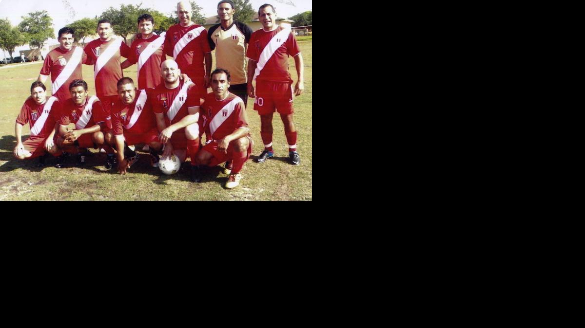 
Real Perú FC con su capitán Angel Regalado y su entrenador Carlos “Chino” Tueros.
