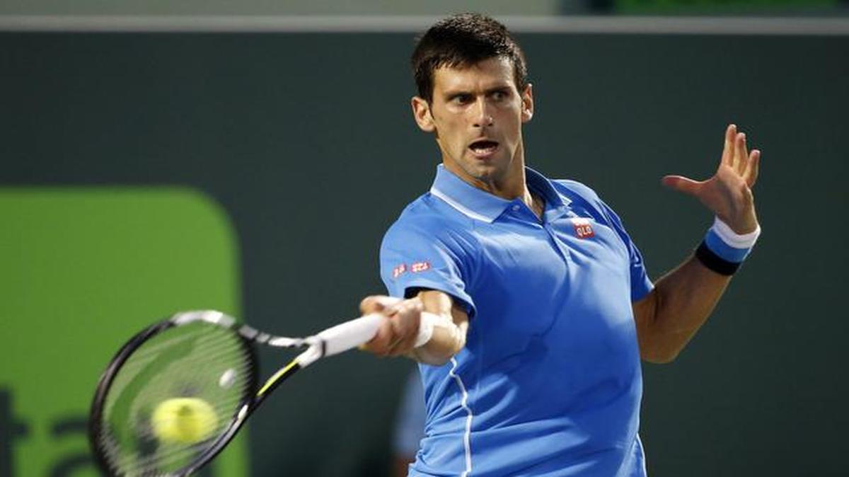 
El serbio Novak Djokovic ante el español David Ferrer hoy, jueves 2 de abril de 2015, durante un juego del Abierto de Miami en Cayo Vizcaíno, Miami, Florida (EE.UU.).
