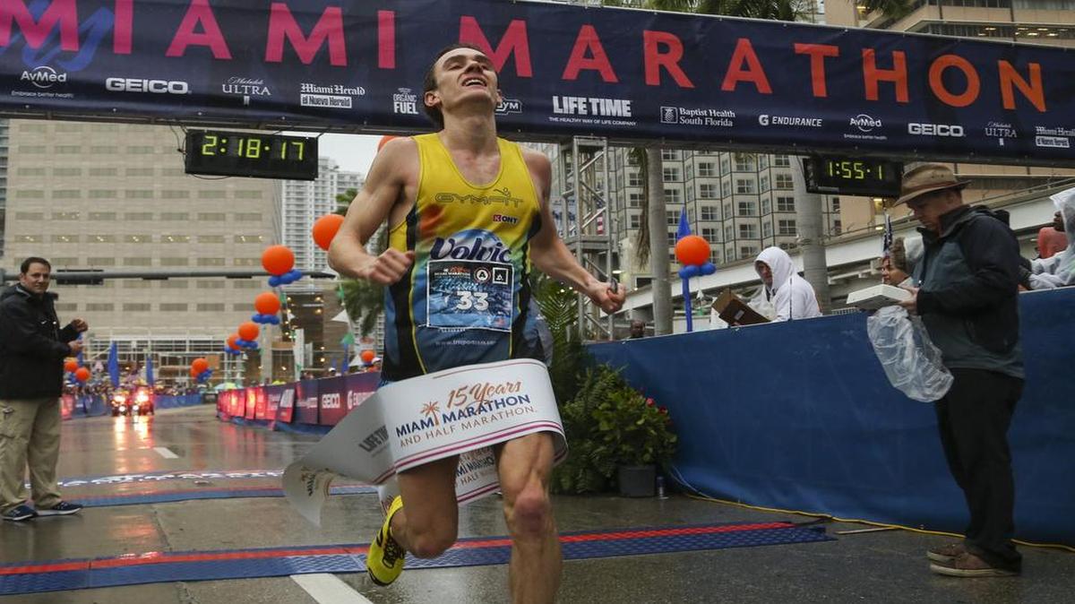 Christopher Zablocki, de 28 años y residente de Connecticut, gana la Maratón de Miami el domingo en la mañana.