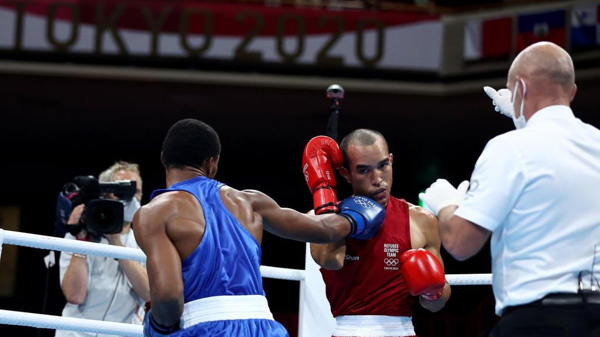Eldric Sella Rodríguez (der.) del Equipo Olímpico de Refugiados recibe una derecha de Euri Cedeno Martínez de República Dominicana en los pesos medios (69-75 kg) en los Juegos Olímpicos de Tokio 2020 en Kokugikan Arena el 26 de julio de 2021 en Tokio.