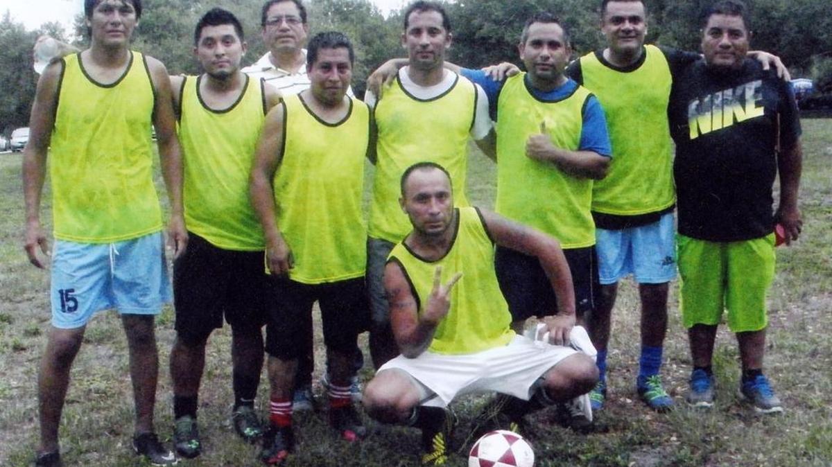 Milagro de Naples muestra su calidad con su capitán César Flores y su entrenador Ignacio Macedo.