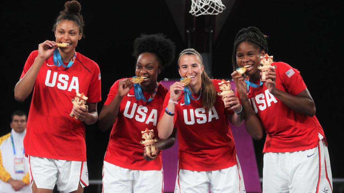 Las jugadoras de Estados Unidos Olivia Nelson, Christyn Williams, Sabrina Ionescu y Ruth Hebard (de izq. a der.) posan con medalla de oro en la premiación de baloncesto 3x3 femenino en los Juegos Panamericanos, el 30 de julio de 2019, en Lima, Perú.
