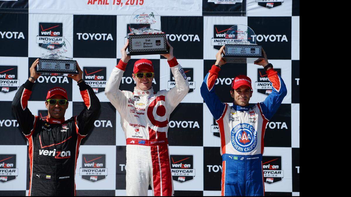 
Juan Pablo Montoya (izq. a der.), Scott Dixon y Helio Castroneves en el podium, el domingo en Long Beach.
