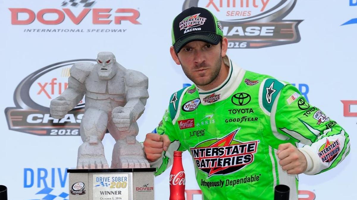 El mexicano Daniel Suárez, piloto del coche #19 Interstate Batteries Toyota, celebra con el trofeo luego de ganar en la carrera de la serie NASCAR XFINITY, la Drive Sober 200 en el autódromo internacional de Dover, el domingo 2 de octubre del 2016 en Dover, Delaware.