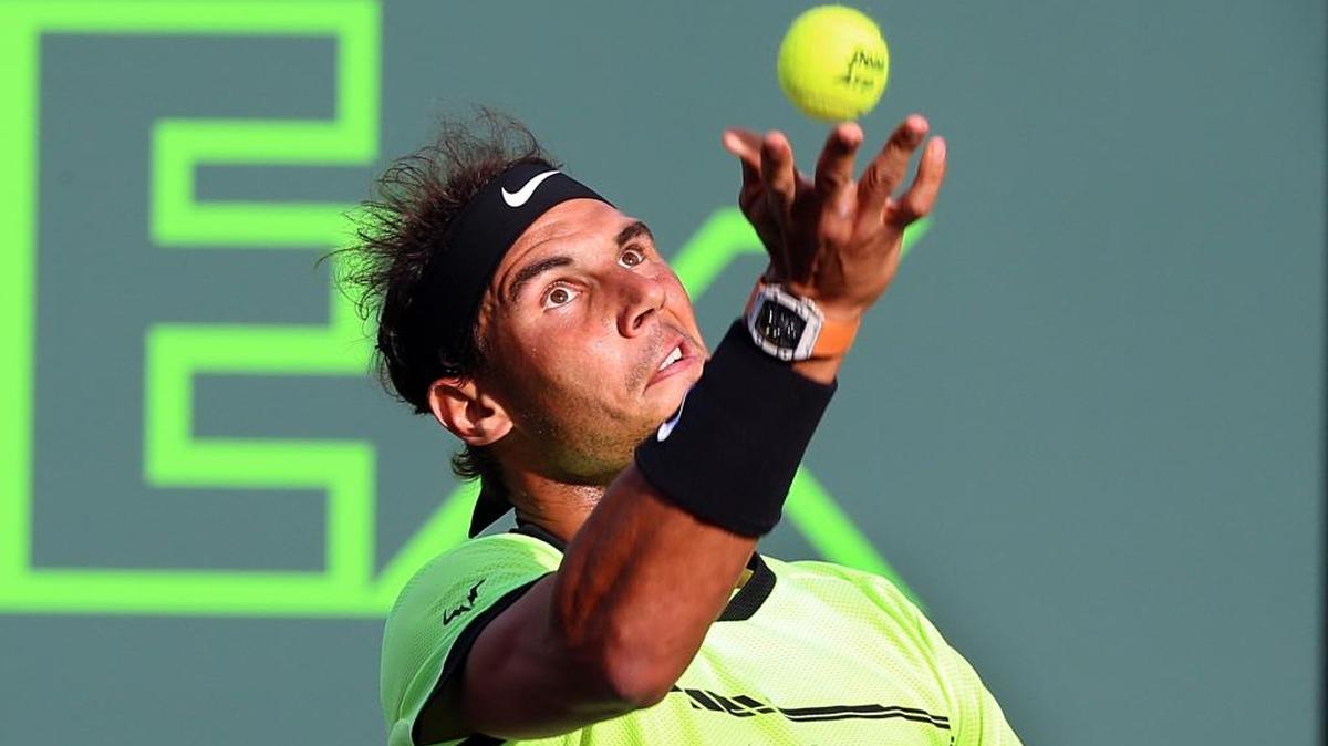 El español Rafael Nadal sirve antes de vencer 6-3, 6-4 al israelí Dudi Sela, en su debut en el Miami Open, presentado por Itau, en el Crandon Park Tennis Center en Key Biscayne, Florida, la noche del viernes 24 de marzo del 2017.