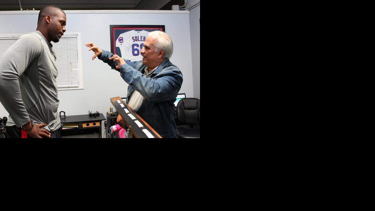 
El profesor Gil González (der.) conversa con el pelotero cubano Jorge Soler durante un entrenamiento en el Elite Athletes Performance, el 2 de febrero del 2015 en Miami.
