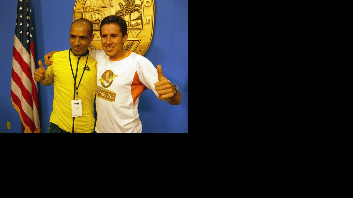 
El marroquí Benazzouz Slimani (izq.), ganador el 2009, y Luis Rivero (Guatemala), ganador el 2013.
