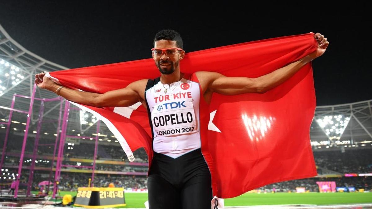 El atleta cubano nacionalizado turco Yasmani Copello celebra tras ganar la medalla de plata en los 400 metros con vallas en el Mundial de Atletismo de Londres con tiempo de 48.49 segundos, el 9 de agosto del 2017.
