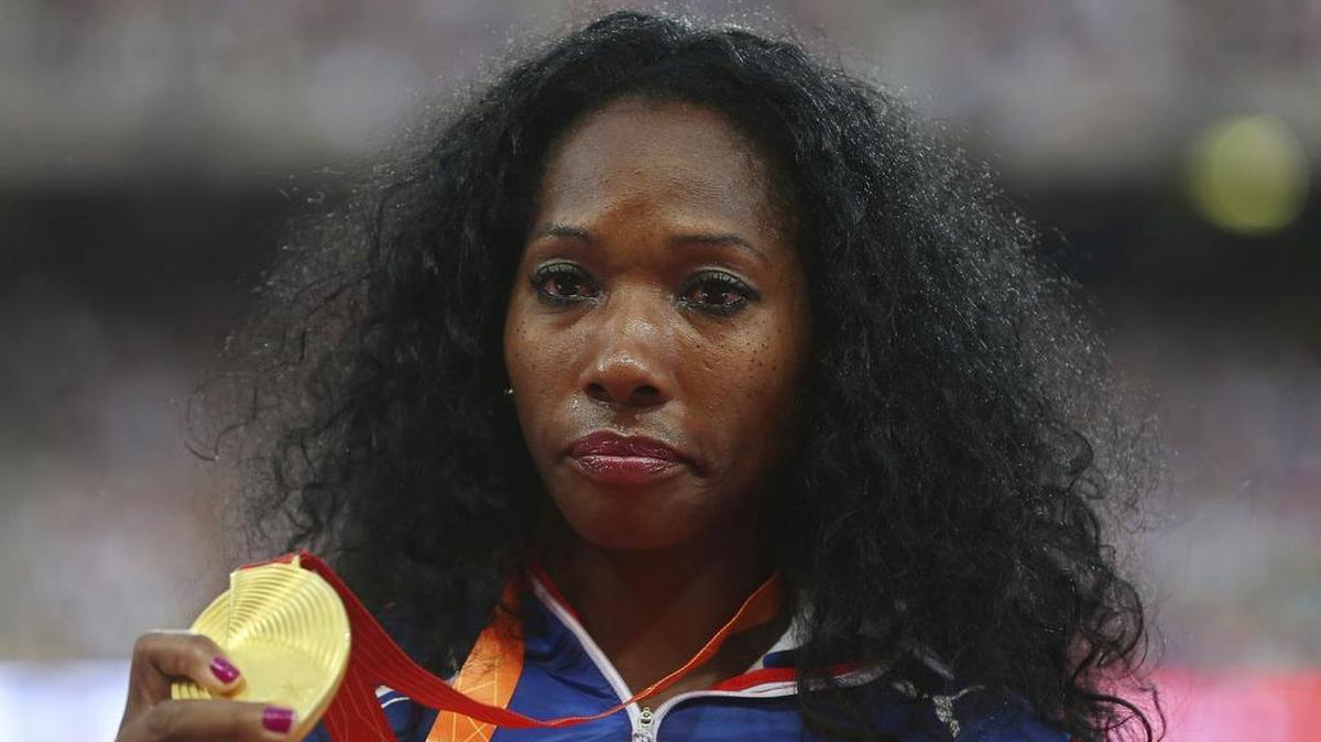 La atleta cubana Yarisley Silva celebra en el podio su victoria en la final femenina de salto con pértiga en los Mundiales de Atletismo en Beijing, el 27 de agosto de 2015. 