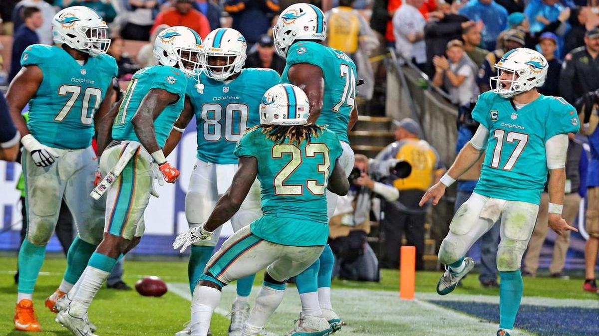 El quarterback de los Dolphins Ryan Tannehill (17), celebra con DeVante Parker (11) el touchdown ganador en el cuarto periodo contra los Rams, en el Memorial Coliseum en Los Ángeles, California, el domingo 20 de noviembre del 2016.