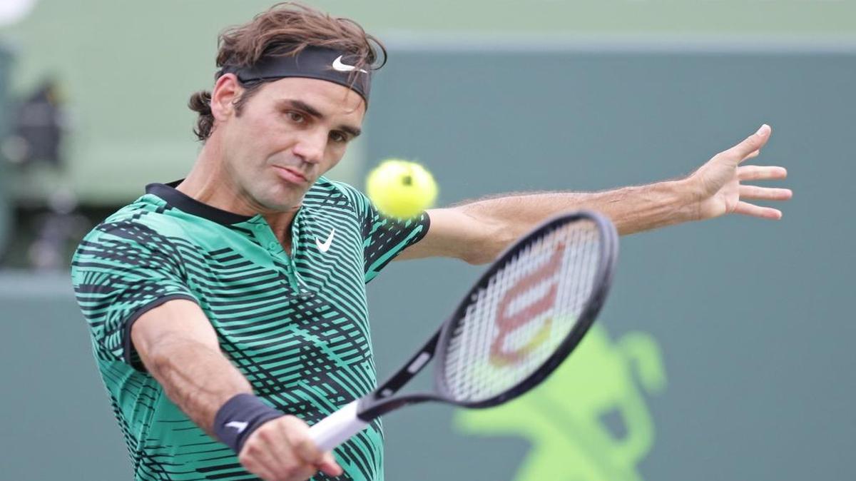 Con su estilo inconfundible, Roger Federer devuelve una bola a Frances Tiafoe, en el Miami Open, el sábado.
