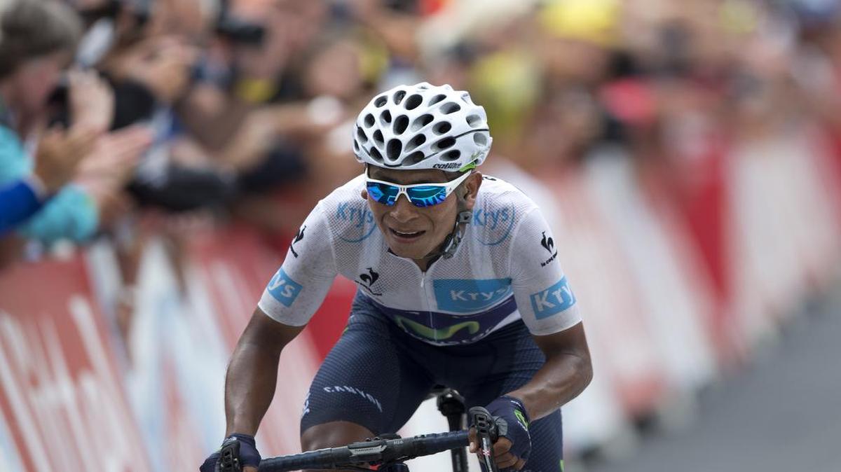 El ciclista de Colombia Nairo Quintana cruza la meta final de la etapa decimonovena del  Tour de Francia, el  24 de julio de 2015, en La Toussuire, Francia.

