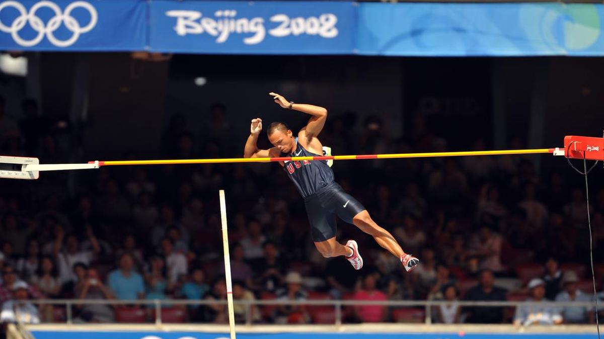 
Bryan Clay realiza un salto con pértiga durante la competencia de decatlón en los Juegos Olímpicos de Beijing, China, el 22 de agosto del 2008.
