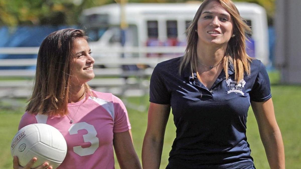 
LA JUGADORA de 15 años Victoria Alexander junto a su entrenadora Yesenia Tosado, del equipo Lady Colts.
