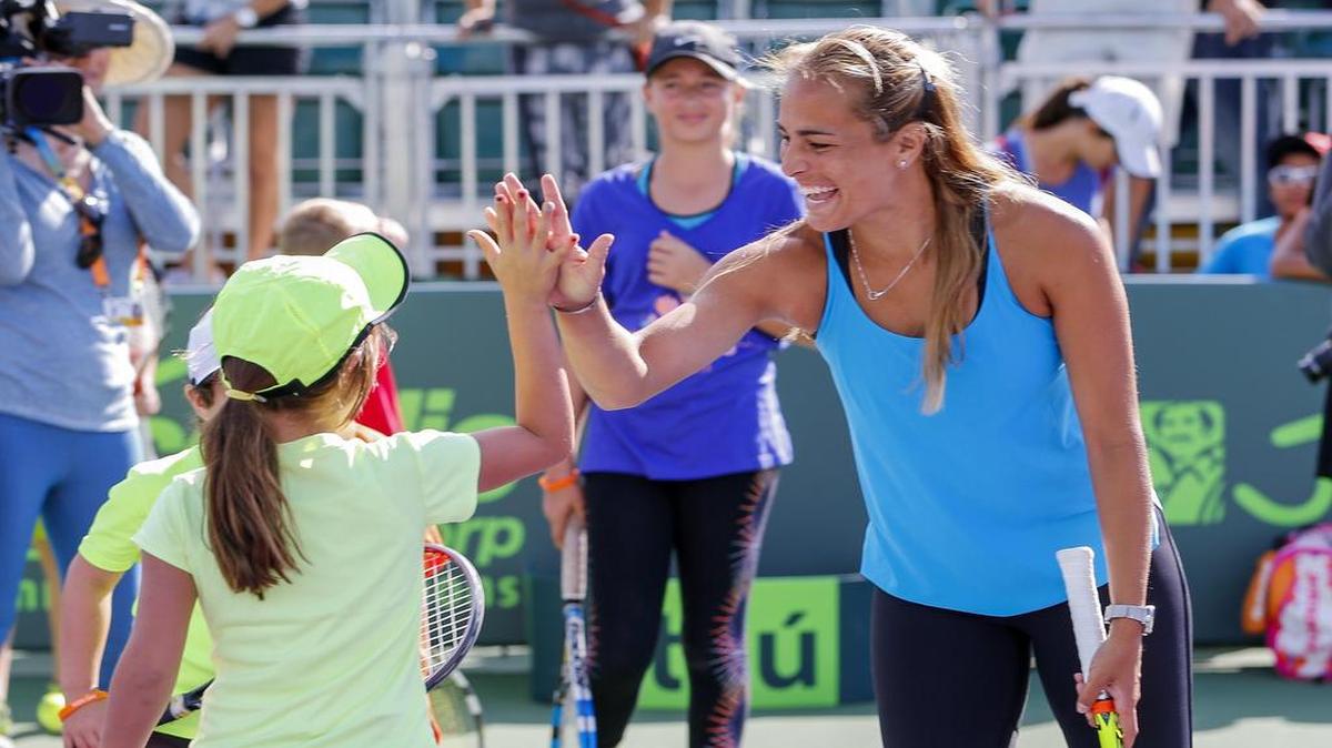La medallista de oro olímpica, la portorriqueña Mónica Puig, saluda a unos jóvenes participantes durante una actividad para niños en el Abierto de Tenis de Miami, en Estados Unidos, hoy, 21 de marzo de 2017.