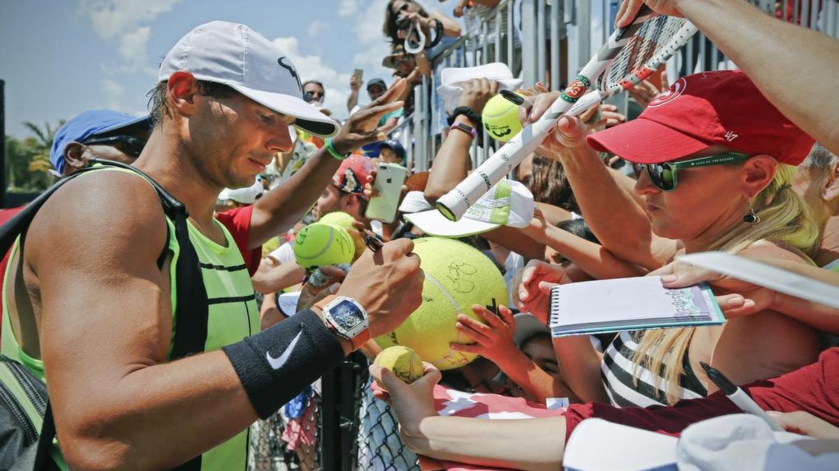 Rafael Nadal firma autógrafos después de una práctica el jueves 23 de marzo del 2017 en el Miami Open.