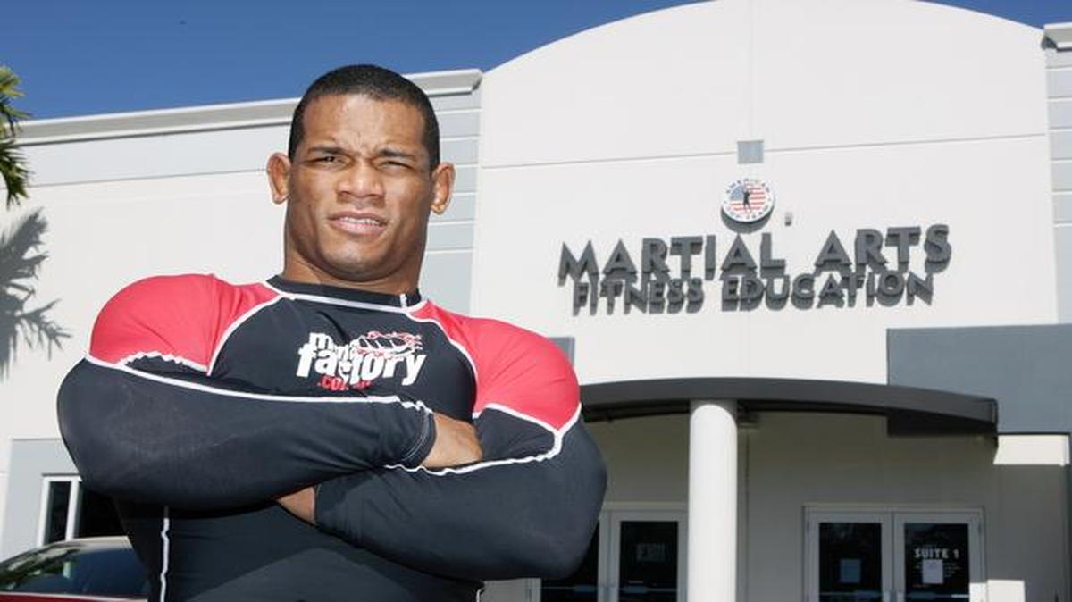 
El peleador cubano Héctor Lombard (izq.) participará como invitado especial y comentarista del torneo de artes marciales mixtas Nations Colide. 
