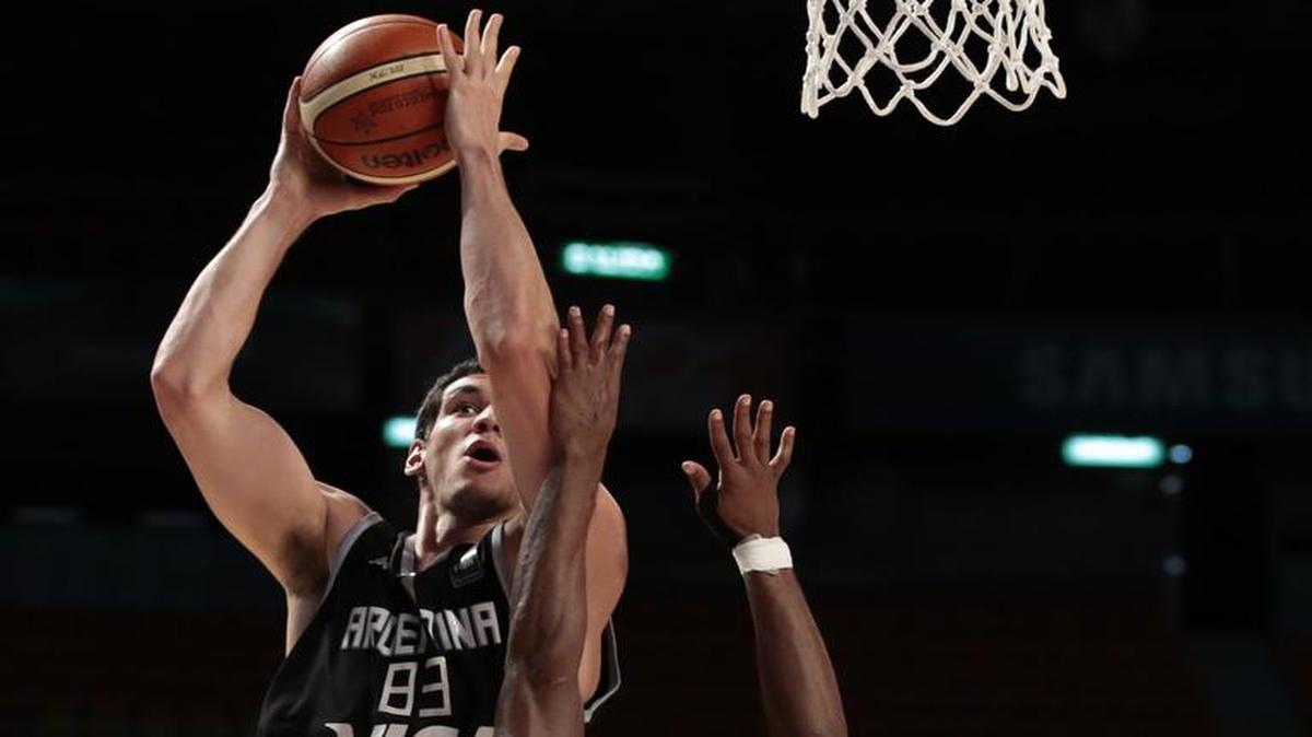 
El jugador de Argentina Tayavek Gallizzi (izq.) tira al aro ante la marca de Michael Hicks, durante un juego del Torneo FIBA Américas, el lunes 7 de septiembre de 2015.
