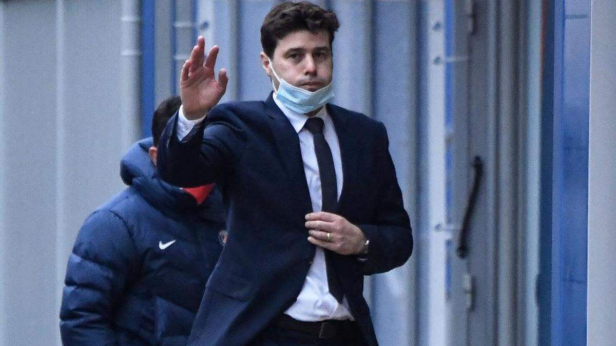  En esta foto de archivo tomada el 5 de enero de 2021, el entrenador argentino del Paris Saint-Germain, Mauricio Pochettino, saluda al salir después de una sesión de entrenamiento y su presentación oficial en el campo de entrenamiento del equipo 'Camp des Loges' en Saint-Germain-en- Laye, al oeste de París. El entrenador dio positivo por Covid-19, dijo el club este 15 de enero de 2021.