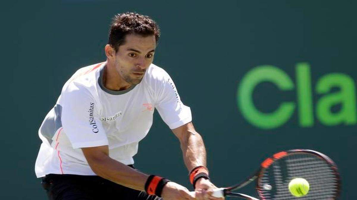 
Santiago Giraldo retorna una pelota en un encuentro con Andy Murray en el Miami Open el 29 de marzo del 2015.


