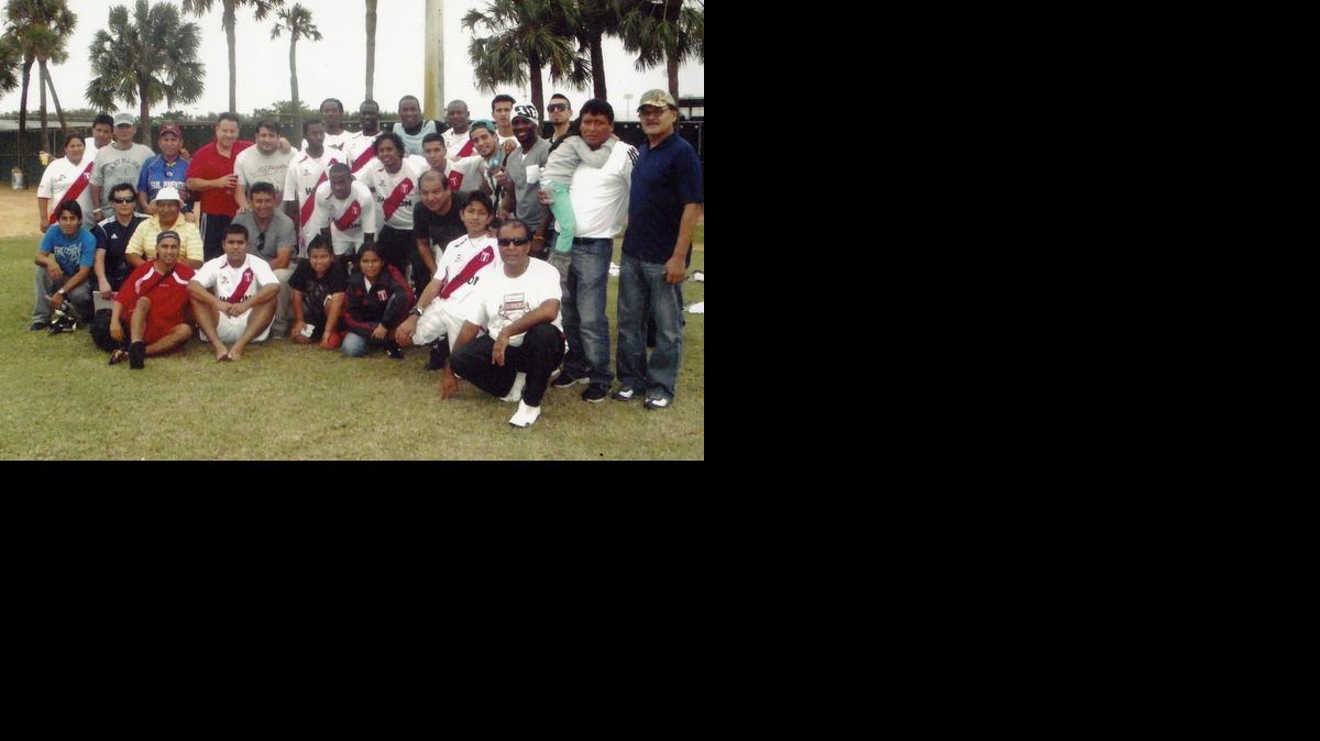 
Selección Perú North Miami Beach, su hinchada y su entrenador Jesús Reyes, antes de un partido.
